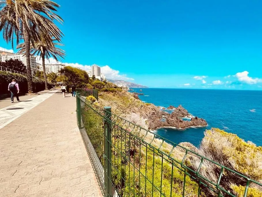 פונשל Seaview Apartment Walking To The Beach פורטוגל